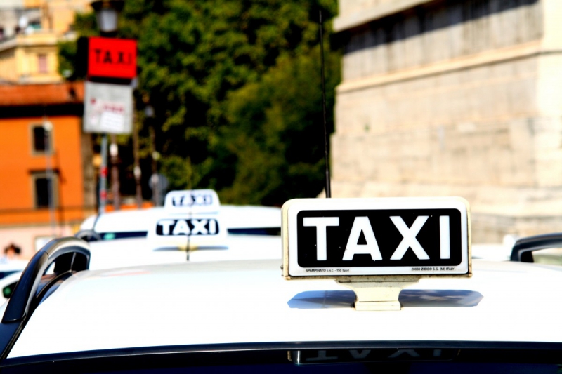 taxis-OLLIERES-min_taxi_auto_rome_road_white-1051610